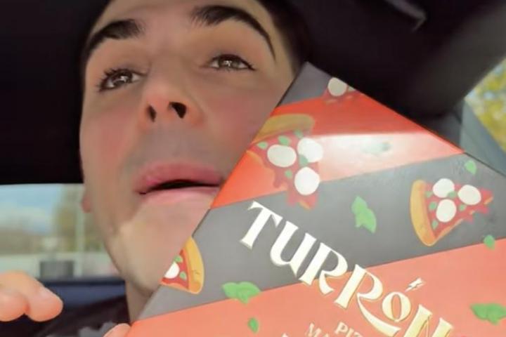 El tiktoker @barreroeats prueba el turrón de pizza margarita de Dabiz Muñoz