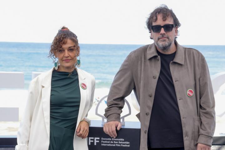 Elena Molina e Isaki Lacuesta en la presentación de 'Flores para Antonio' en el Festival de San Sebastián