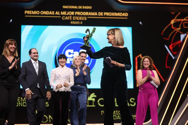 Gemma Nierga feliz recogiendo su premio Ondas.
