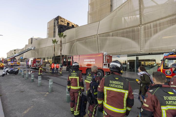 Los bomberos trabajan en el incendio, sin heridos, en el hospital universitario Santa Lucía de Cartagena, el 26 de noviembre de 2025.