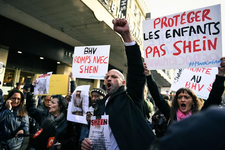 Manifestantes protestan contra la inauguración de la tienda de Shein en el BHV Marais, en París, el 5 de noviembre de 2025, tras la polémica por las muñecas sexuales.