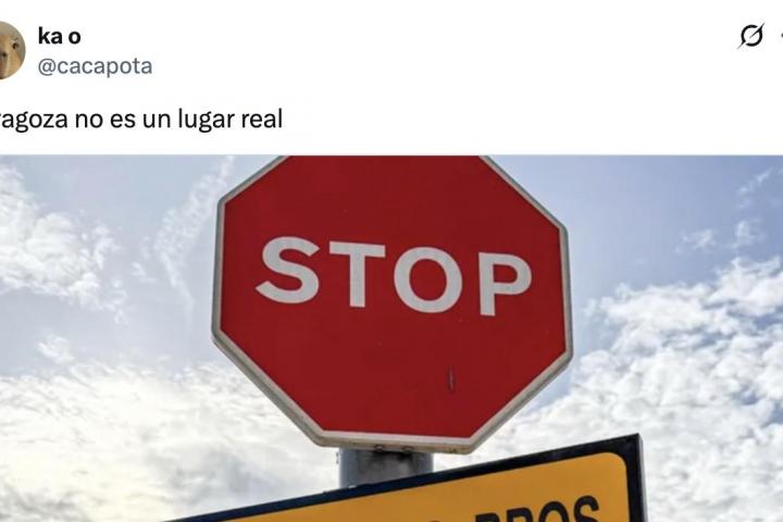 Tuit de @cacapota con una señal vista en Zaragoza de Stop y debajo indicaciones de calles cortadas