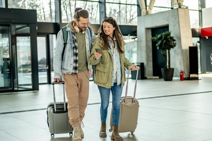 Una pareja de millenials en una estación de tren