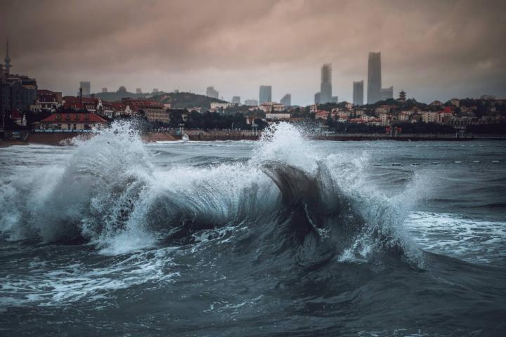 Vista panorámica del mar y de los edificios bajo el cielo en Qingdao, Shandong, China