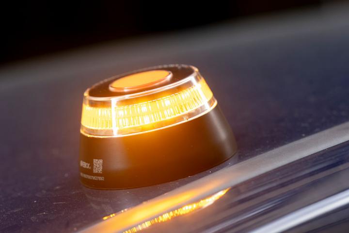 Baliza V-16 activada sobre un coche.