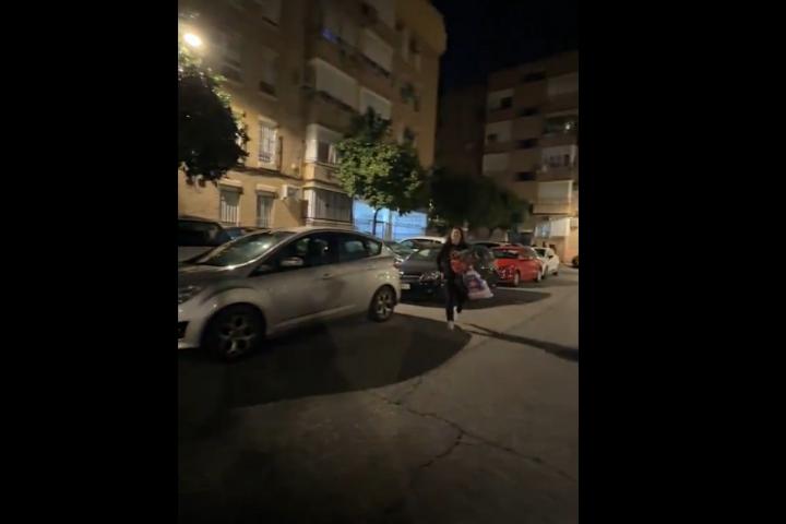Unos coches estacionados en doble fila en un barrio de Sevilla