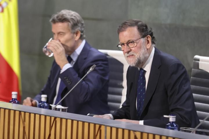 El expresidente del Gobierno Mariano Rajoy, junto al líder del PP, Alberto Núñez Feijóo, durante la presentación de su libro "El arte de gobernar", el 26 de noviembre de 2025, en Madrid.