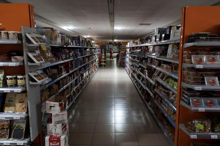 El pasillo vacío de un supermercado