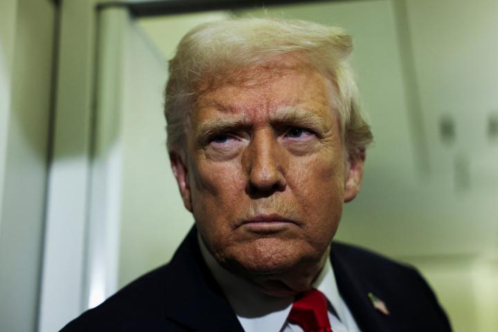 El presidente de EEUU, Donald Trump, a bordo del Air Force One durante un vuelo a Palm Beach desde la Base Conjunta Andrews, el 25 de noviembre de 2025.