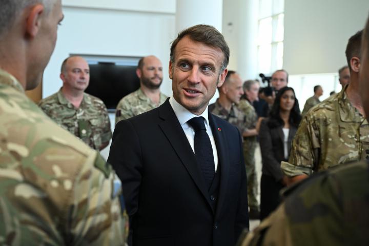 El presidente francés, Emmanuel Macron, durante una visita militar conjunta con el primer ministro británico, Keir Starmer, al centro MARCOM, centro de comando marítimo en Northwood, el 10 de julio de 2025 en Londres, Inglaterra.
