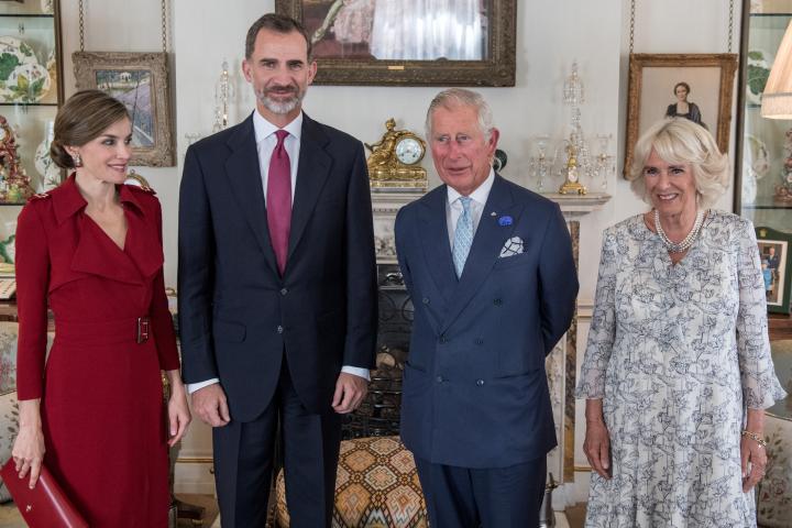 Los reyes Felipe y Letizia y los reyes Carlos y Camilla en Clarence House en la visita de Estado de los reyes de España a Reino Unido en 2017