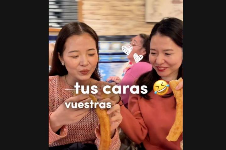 Dos japonesas comen porras por primera vez.