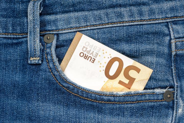 Un billete de 50 euros en el bolsillo de un pantalón