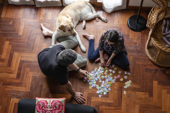 Una pareja con un puzzle
