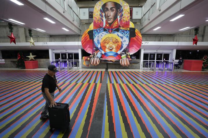 Una persona camina por el aeropuerto internacional Simón Bolívar