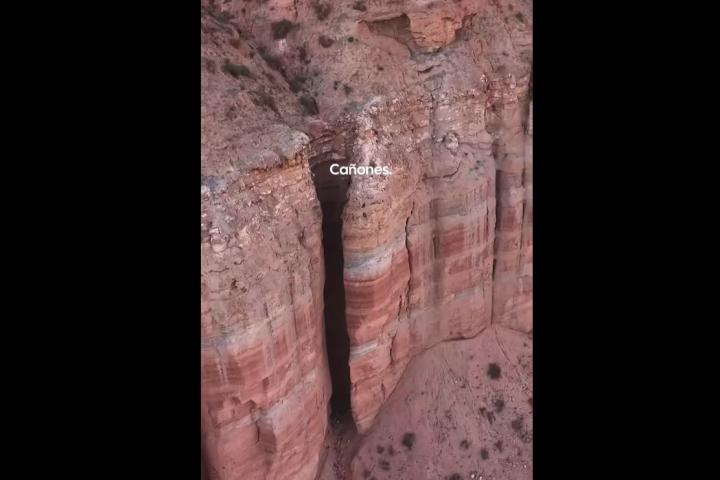 Un muro de piedra rojo situado en Andalucía recuerda a la ciudad de Petra, en Jordania