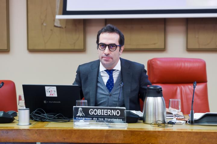 El Ministro de Economía, Comercio y Empresa, Carlos Cuerpo, comparece ante la Comisión de Economía, Comercio y Transformación Digital, el 26 de noviembre de 2025 en Madrid, España.
