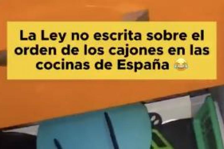 Texto superpuesto en un recuadro amarillo sobre un cajón de cocina abierto que describe la “ley no escrita” del orden en las cocinas españolas.