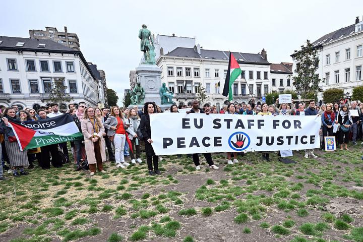 Empleados de la Unión Europea protestan por los ataques de Israel a Gaza, frente al edificio del Europarlamento de Bruselas, el 18 de septiembre de 2025.