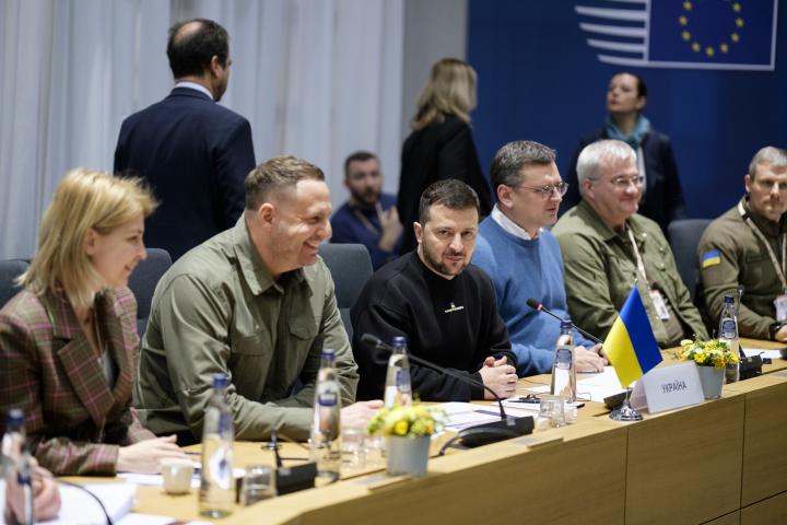La viceprimera ministra ucraniana para la Integración Europea y Euroatlántica, Olha Stefanishyna, el coordinador ucraniano de la Sede para Asuntos Humanitarios y Sociales, Andriy Yermak, el presidente de Ucrania, Volodymyr Zelenskyy, el ministro de Asuntos Exteriores de Ucrania, Dmytro Ivanovych Kuleba, el jefe adjunto de la Oficina del Presidente de Ucrania, Andrii Sybiha, y el jefe adjunto de la Oficina del Presidente de Ucrania, Roman Mashovets, asisten a una reunión bilateral durante una cumbre de líderes de la Unión Europea en la sede del Consejo Europeo el 9 de febrero de 2023 en Bruselas, Bélgica.