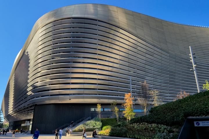 MADRID, ESPAÑA - 27 de octubre: Vista general del exterior del Estadio Santiago Bernabéu el 27 de octubre de 2025 en Madrid, España.
