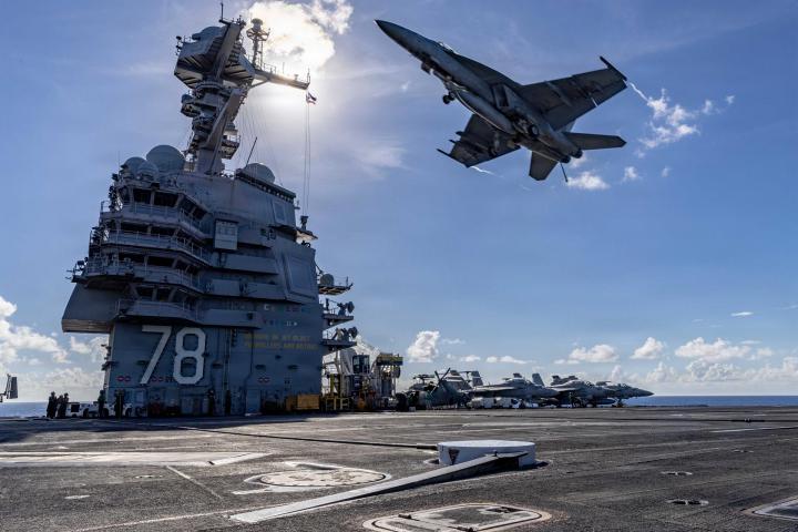 Un caza de la Armada de Estados Unidos sobrevuela la cubierta de vuelo de su mayor portaaviones, el USS Gerald R. Ford, en el mar Caribe