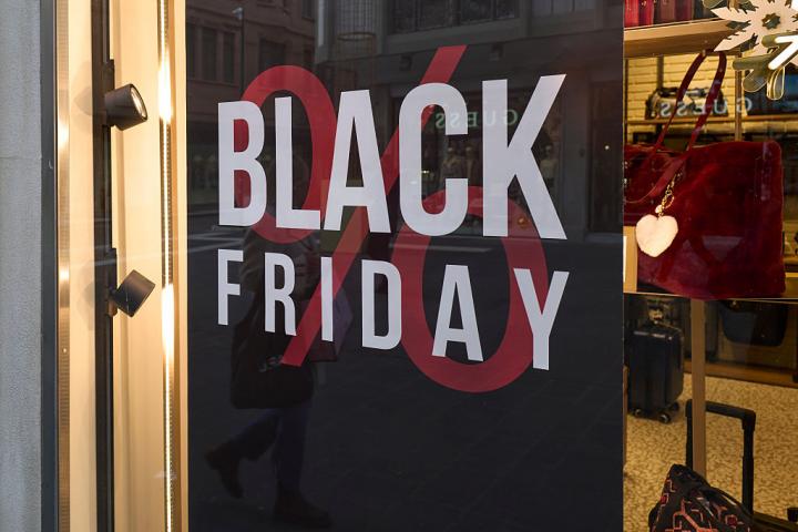 Un escaparate con publicidad por el 'Black Friday'