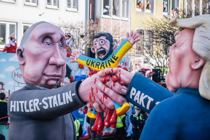 Una carroza de carnaval muestra a Donald Trump y a Vladimir Putin aplastando a Volodimir Zelenski mientras se dan la mano, durante el desfile de carnaval, el 3 de marzo de 2025, en Düsseldorf (Alemania).