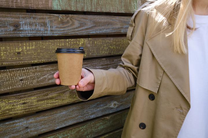 Una mujer porta un café para llevar, en una imagen de archivo.