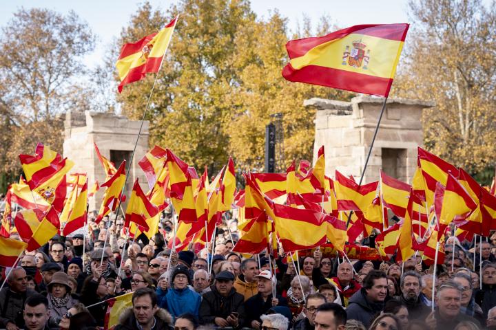 Miles de banderas de España durante el acto del PP en el Templo de Debod