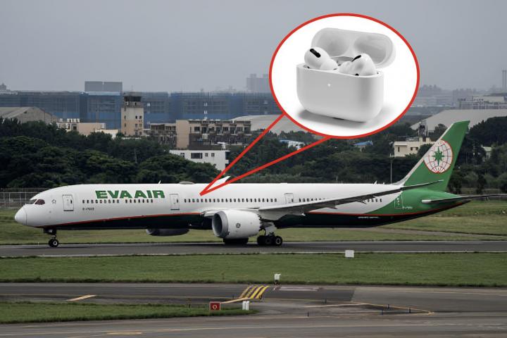 Un avión de EVA Air y una imagen superpuesta de unos AirPods