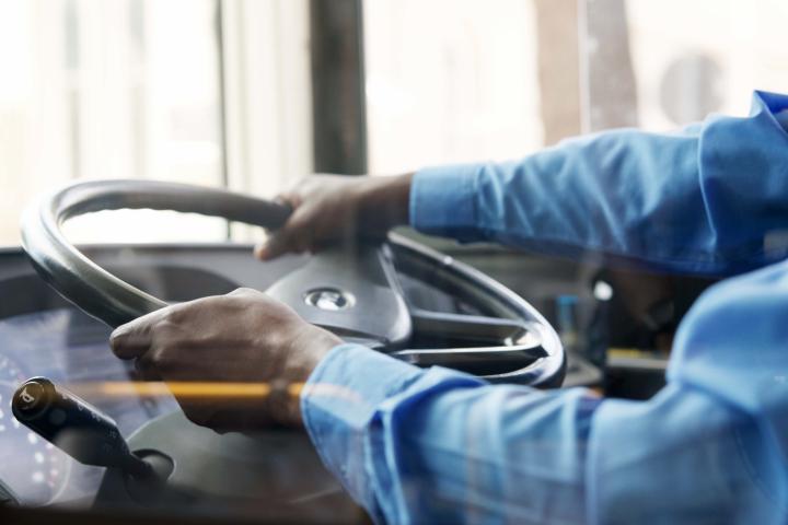 Un hombre conduce un autobús