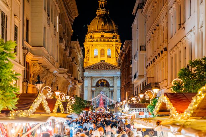 alt="alt="Basílica de San Esteban y Mercado Navideño a lo largo de las calles del casco antiguo de Budapest decorado para las fiestas navideñas, Budapest, Hungría - Fotografía de stock""