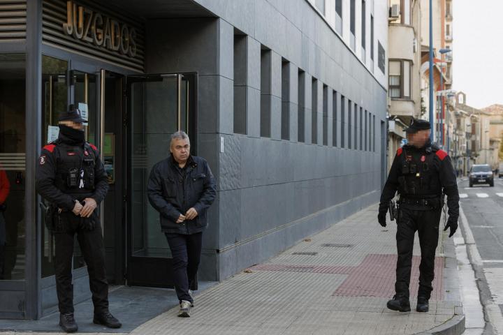 El ex secretario de Organización del PSOE Santos Cerdán (c) a su salida este lunes por primera vez al Juzgado de Primera Instancia de Tafalla