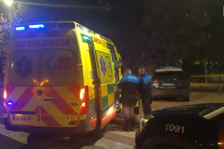 Los sanitarios del 112 Madrid, actuando anoche en el ataque machista en Torrejón de Ardoz.