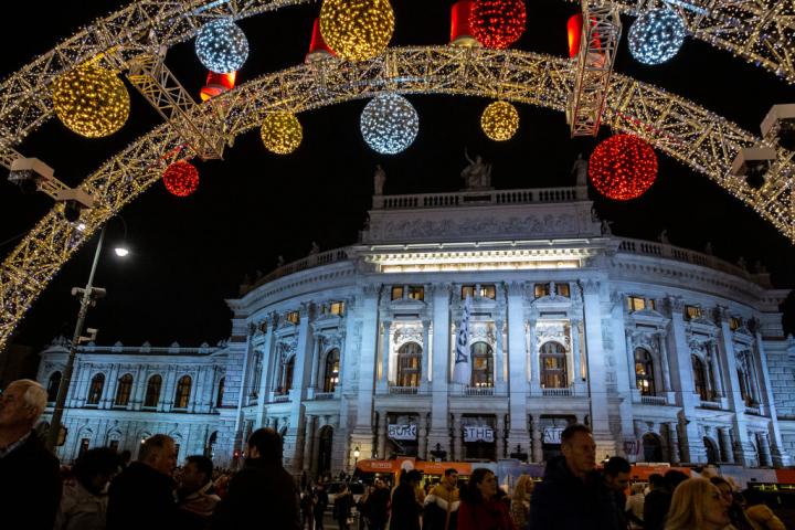 alt="alt="Los visitantes disfrutan de las luces navideñas y de pequeños puestos al aire libre con recuerdos en el mayor mercado navideño de la Rathaus Platz de Viena, Austria, el 15 de noviembre de 2019. (Foto de Dominika Zarzycka/NurPhoto)""