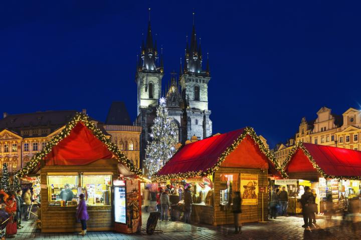 alt="alt="Mercado navideño e iglesia de Tyn en la Plaza de la Ciudad Vieja""