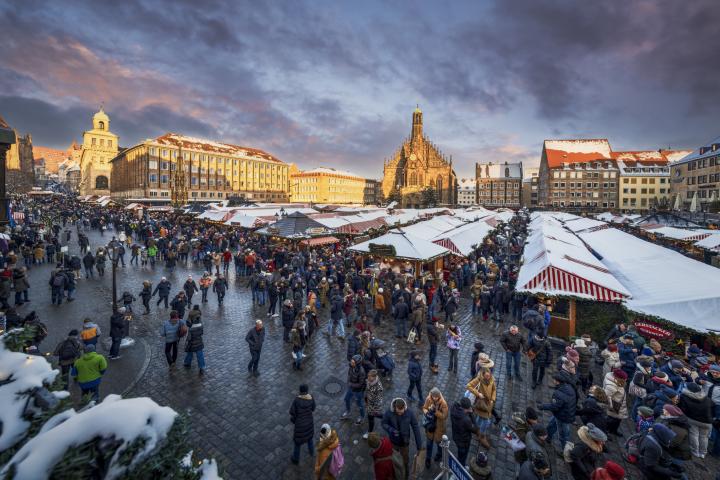 alt="alt="Mercado navideño en el casco antiguo de Núremberg, Baviera, Alemania""