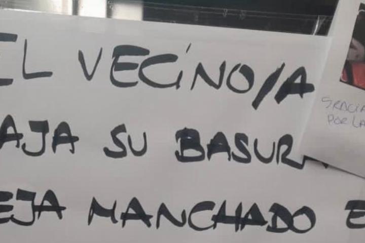 Cartel colgado en una comunidad de vecinos en Palma de Mallorca.