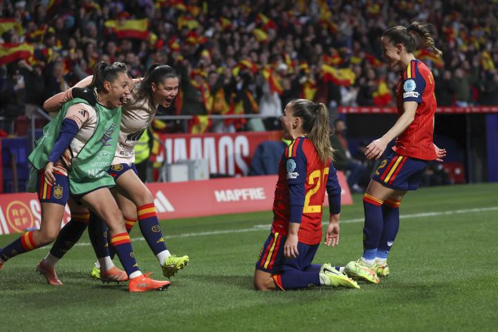 Claudia Pina celebra uno de sus goles a Alemania en la final de la Nations League 2025