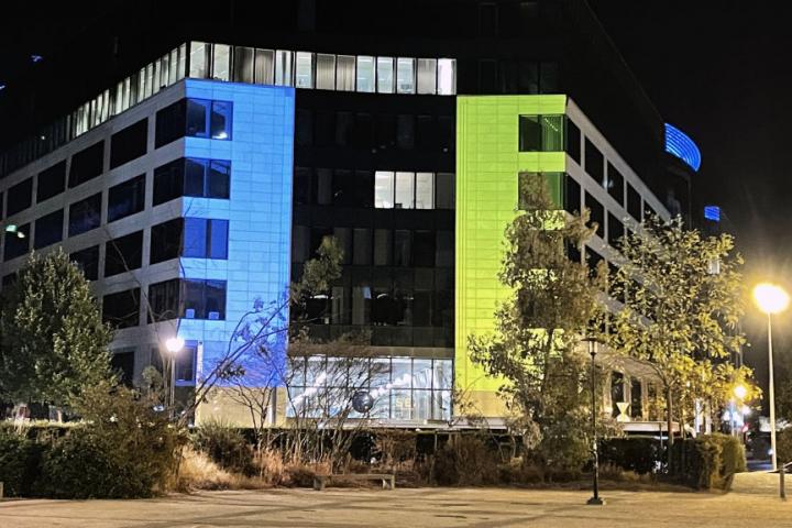 El edificio del Servicio Europeo de Acción Exterior (SEAE) se ilumina de amarillo y azul en solidaridad con Ucrania durante el Día de la Independencia de ese país en Bruselas, el 24 de agosto de 2022.