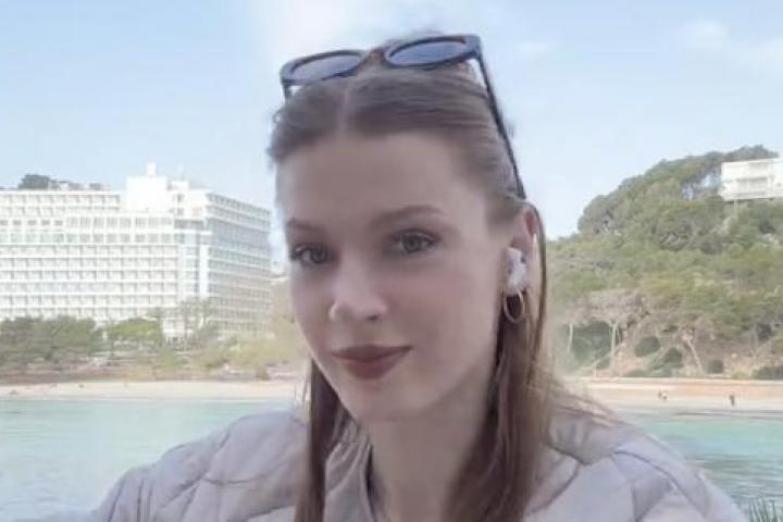 Joven lituana hablando a cámara en un vídeo de TikTok sobre su vida en España.