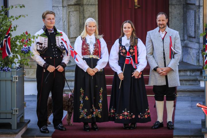 Haakon y Mette-Marit de Noruega y sus hijos Ingrid Alexandra y Sverre Magnus de Noruega en el Día Nacional de Noruega 2025