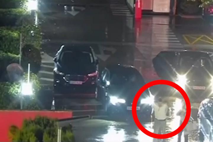 imágenes del entonces president de la Generalitat, Carlos Mazón, en su llegada al Cecopi a las 20:28-