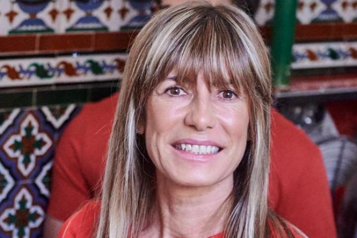 La esposa del presidente del Gobierno, Begoña Gómez, el 23 de julio de 2023, yendo a votar con su marido a un colegio electoral de Madrid.