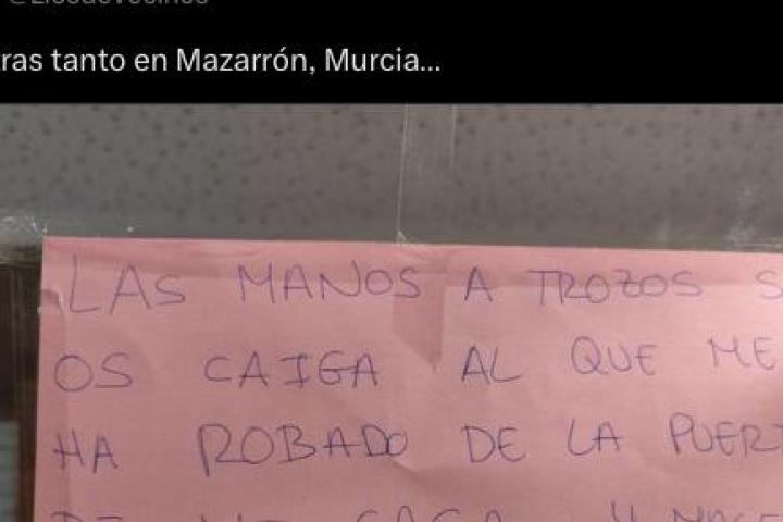 La nota que una vecina de Mazarrón dejó en el portal tras descubrir el robo de sus macetas.
