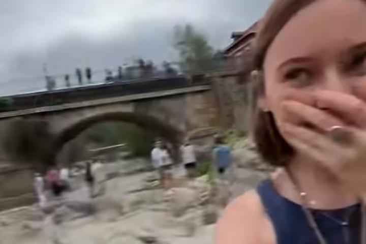 La youtuber Rachel Anne en uno de sus vídeos en YouTube durante una visita a Asturias