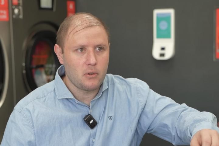 Mark, dueño de una lavandería, en un vídeo en YouTube