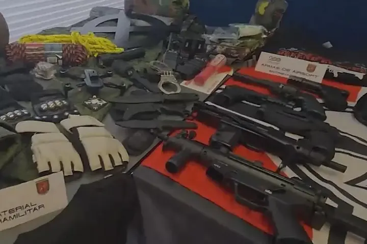 Parte del arsenal de los detenidos en la célula española de 'The Base', el 1 de diciembre de 2025.