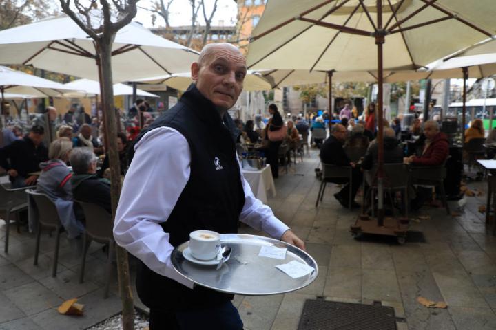 Un camarero atiende una terraza en un restaurante de Palma, en una imagen de archivo.